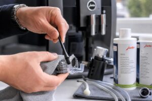 découvrez comment nettoyer efficacement le système de lait one-touch de votre machine à café jura pour garantir un goût parfait et une hygiène optimale.